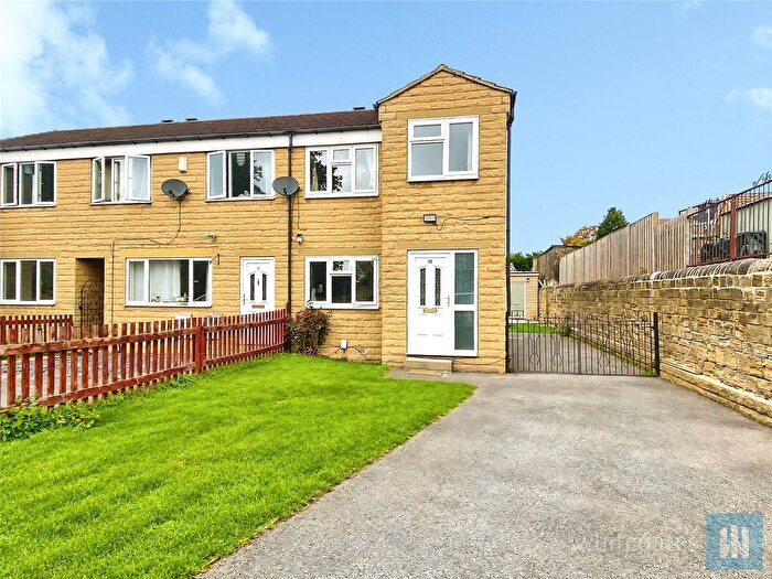 3 Bedroom End Of Terrace House For Sale In Clarkson Close, Heckmondwike, WF16