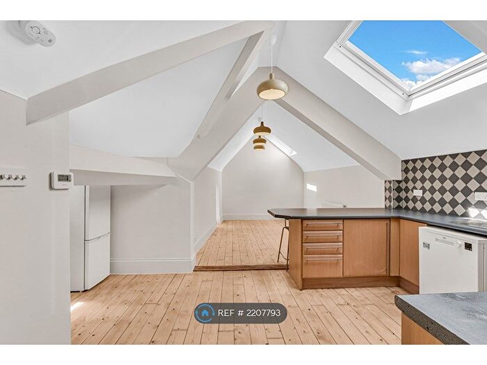 3 Bedroom Flat To Rent In Commercial Road, London, E1