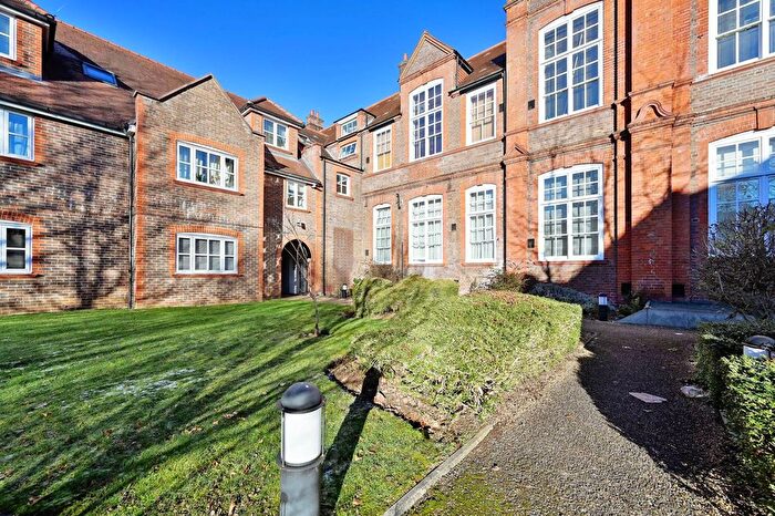 3 Bedroom Flat For Sale In Collage Yard, Watford, WD24