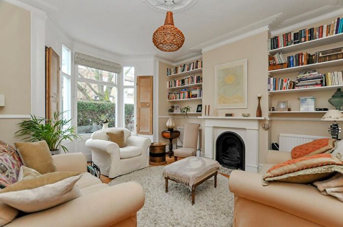 3 Bedroom Flat For Sale In Chesholm Road, London, N16