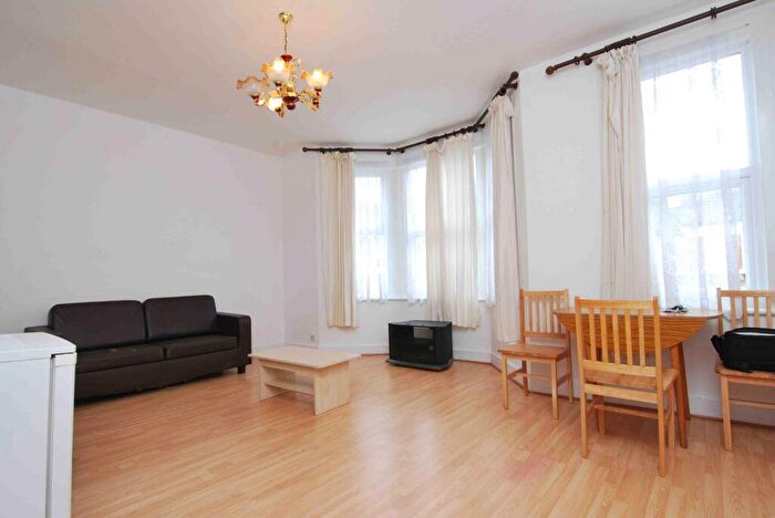2 Bedroom Flat To Rent In Hewitt Road, Harringay, London, N8