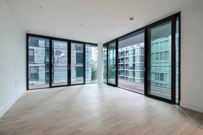 3 Bedroom Flat To Rent In Piazza Walk London, E1