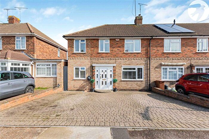 4 Bedroom Semi-detached House For Sale In Chartwell Close, Rochester, Kent, ME2