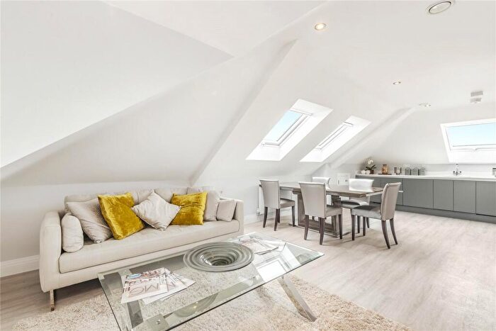 2 Bedroom Apartment To Rent In High Road, North Finchley, London, N12