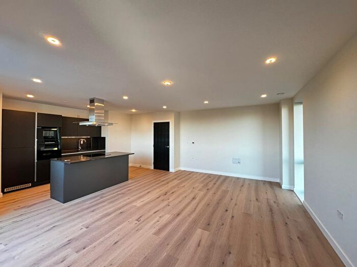 2 Bedroom Flat To Rent In Middle Road, London, W7