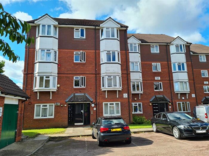 2 Bedroom Apartment To Rent In Weald Close, London, SE16
