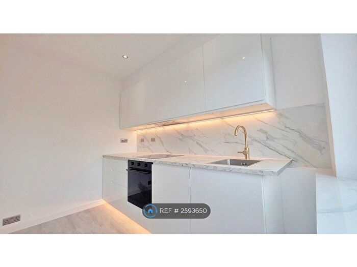 2 Bedroom Flat To Rent In High Road, London, N12