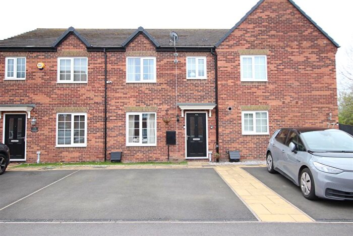 3 Bedroom Town House For Sale In Heatherfields Crescent, Rossington, Doncaster, DN11