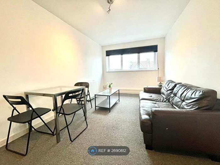 2 Bedroom Flat To Rent In Summerhill Court, Bristol, BS5