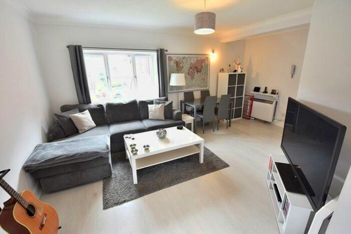 2 Bedroom Flat To Rent In Saddlers Mews, St. Albans, AL3