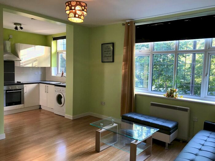 1 Bedroom Flat To Rent In Spur Road, Isleworth, TW7
