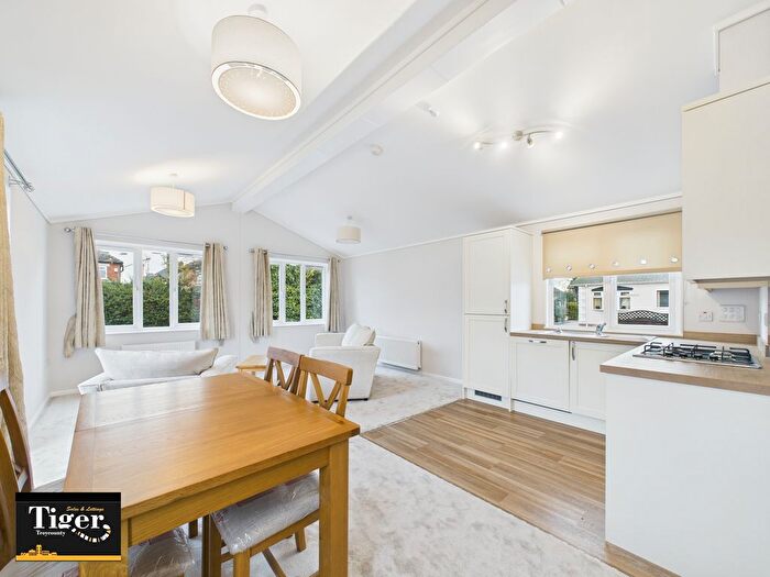 2 Bedroom Mobile/park Home For Sale In Ivy Avenue, Blackpool, FY4