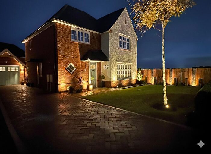 4 Bedroom Detached House For Sale In Armstrong Road, Luton, Bedfordshire, LU2