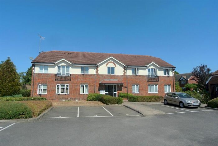 2 Bedroom Flat To Rent In Staniland Drive, Weybridge, KT13