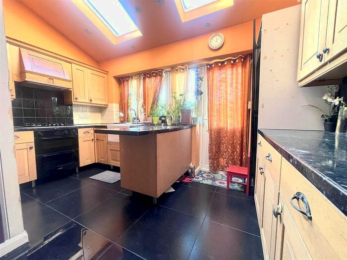 4 Bedroom Semi-Detached House To Rent In Eastfield Road, Cheshunt, Waltham Cross, EN8