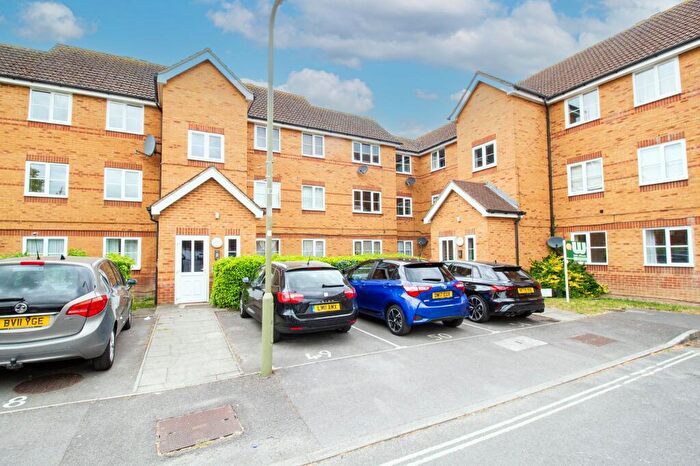 2 Bedroom Flat For Sale In Aspen Grove, Aldershot, GU12