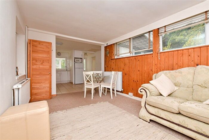 2 Bedroom Chalet For Sale In Laglands Close, Reigate, Surrey, RH2