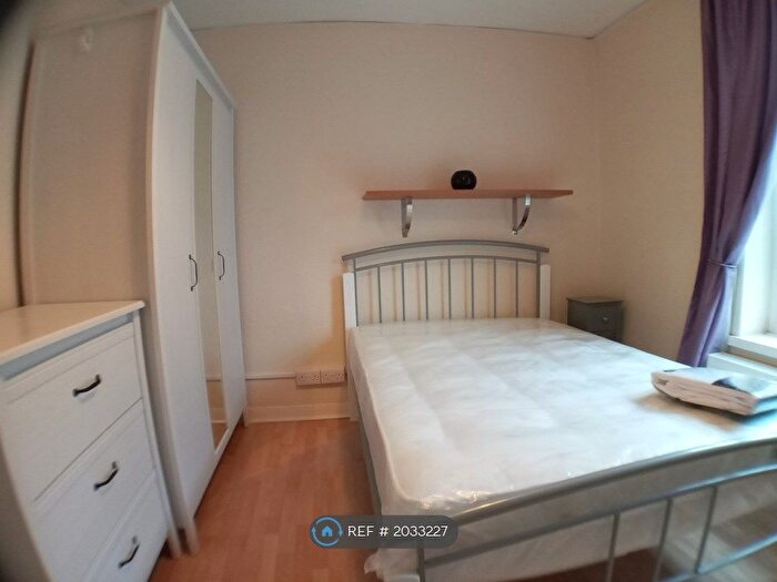 3 Bedroom Flat To Rent In Read House, London, SE11
