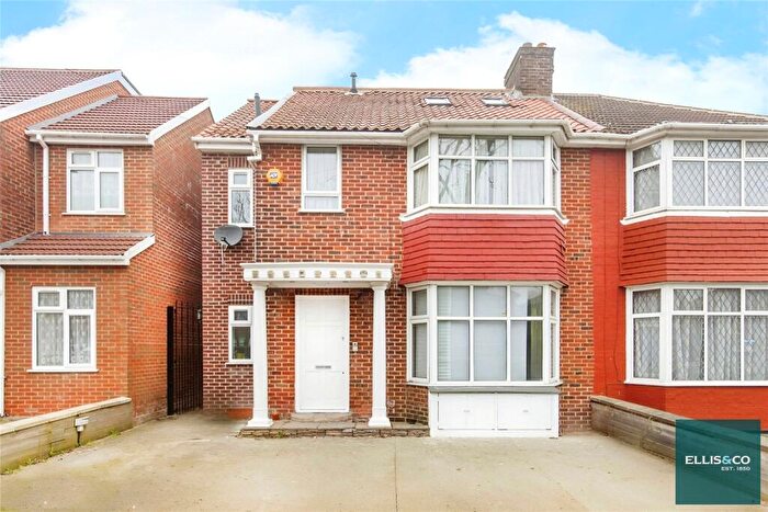 3 Bedroom Apartment For Sale In Cotswold, Gardens, Cricklewood, NW2