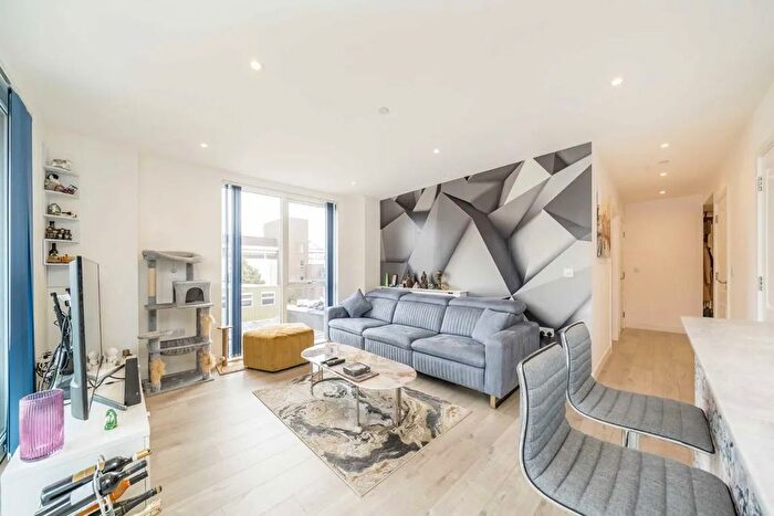 2 Bedroom Flat For Sale In Lismore Boulevard, London, NW9
