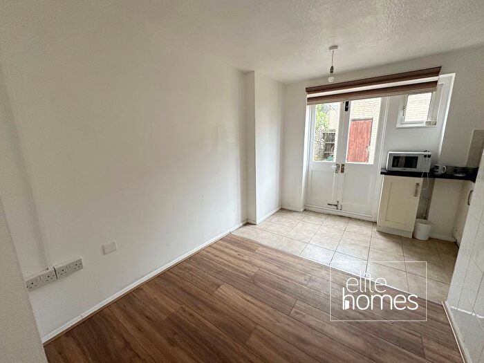 1 Bedroom Flat To Rent In Edmeston Close, London, E9