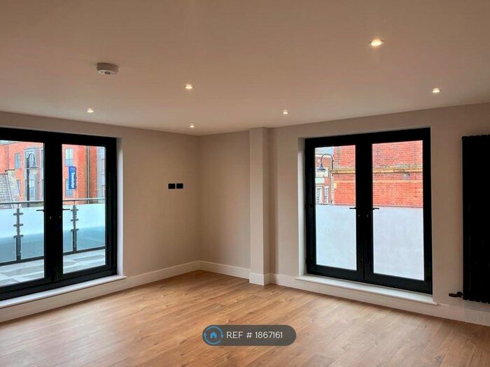 2 Bedroom Flat To Rent In Dallaway Gardens, East Grinstead, RH19