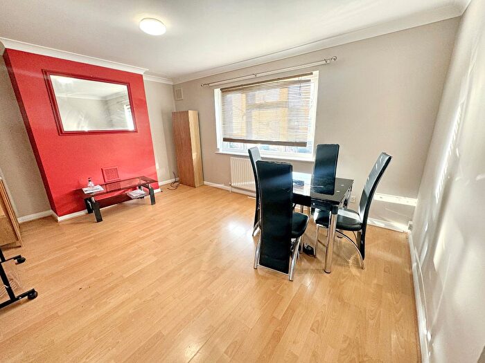 2 Bedroom Maisonette To Rent In Hameway, East Ham, E6
