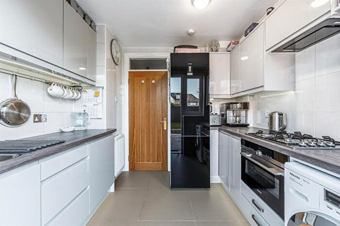 2 Bedroom Flat For Sale In Canada Road, London, W3