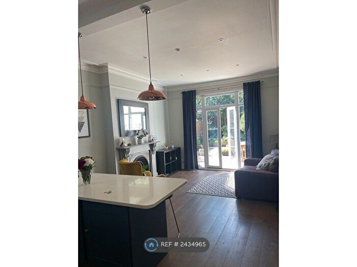 2 Bedroom Flat To Rent In Clapham South, London, SW12