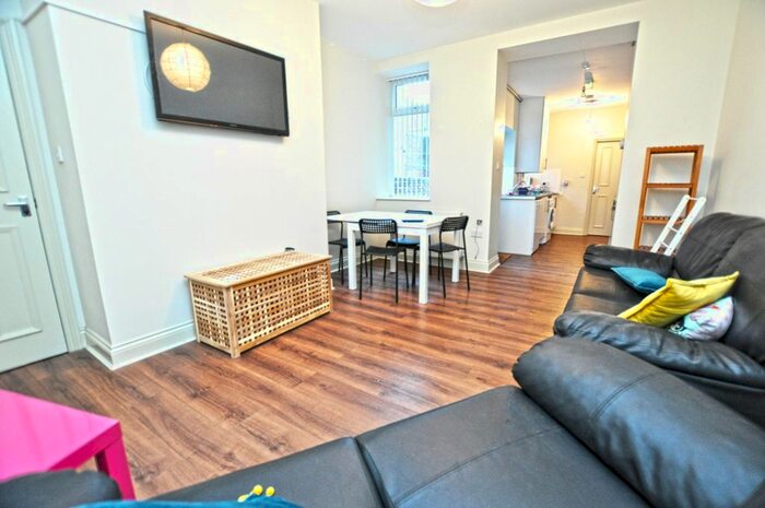 3 Bedroom Flat To Rent In Buston Terrace, Jesmond, Newcastle Upon Tyne, NE2