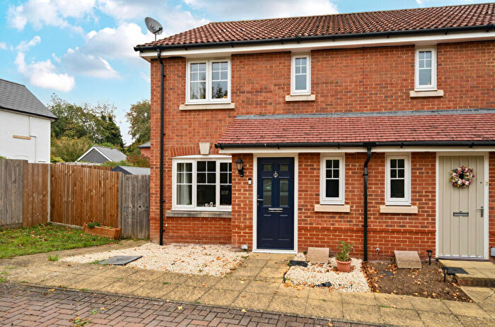 3 Bedroom Semi Detached House For Sale In Garstons Way, Holybourne, Alton, Hampshire, GU34