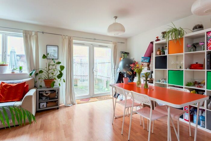 3 Bedroom Flat To Rent In Marcon Place, Islington, E8