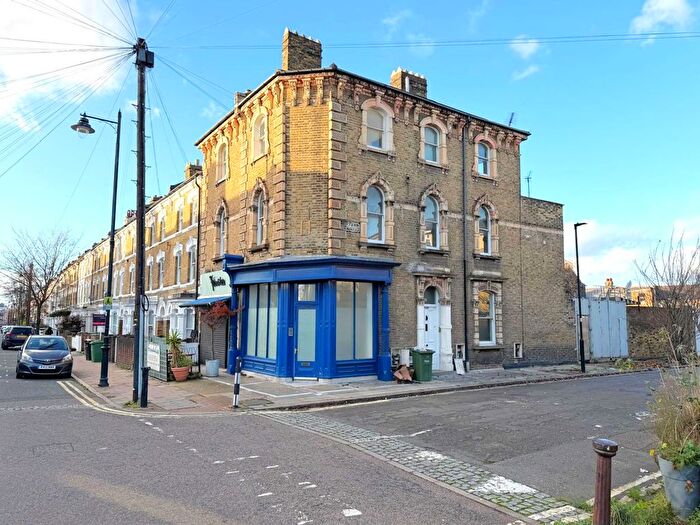 3 Bedroom Flat To Rent In Ferndale Road, Clapham, SW4