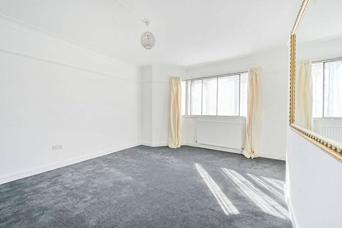 2 Bedroom Flat To Rent In The Vale, Shepherd's Bush, London, W3