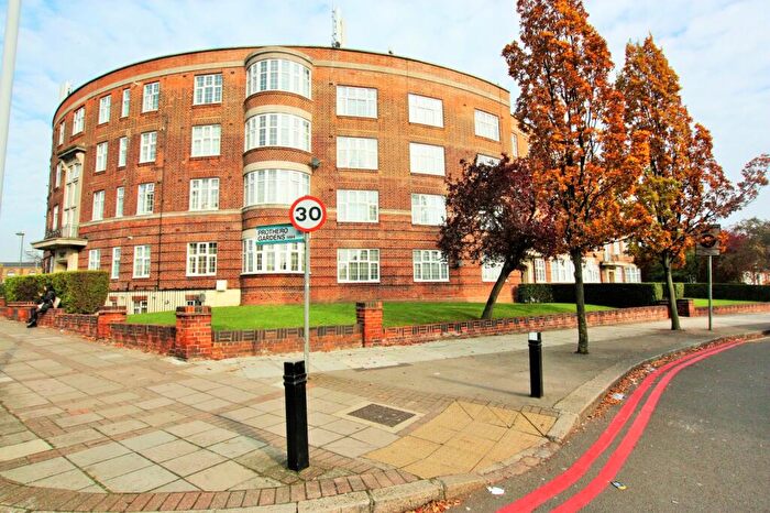 2 Bedroom Flat To Rent In Quadrant Close, The Burroughs, Hendon, NW4