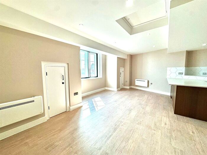 2 Bedroom Flat To Rent In London Road, Twickenham, TW1