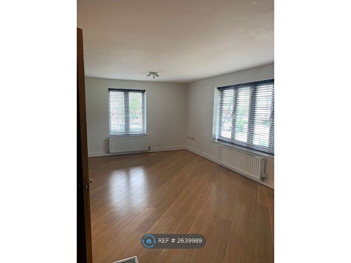 3 Bedroom Flat To Rent In Kingsquarter, Maidenhead, SL6