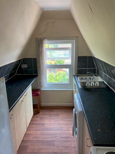 2 Bedroom Flat To Rent In Portswood Road - Southampton -, SO17