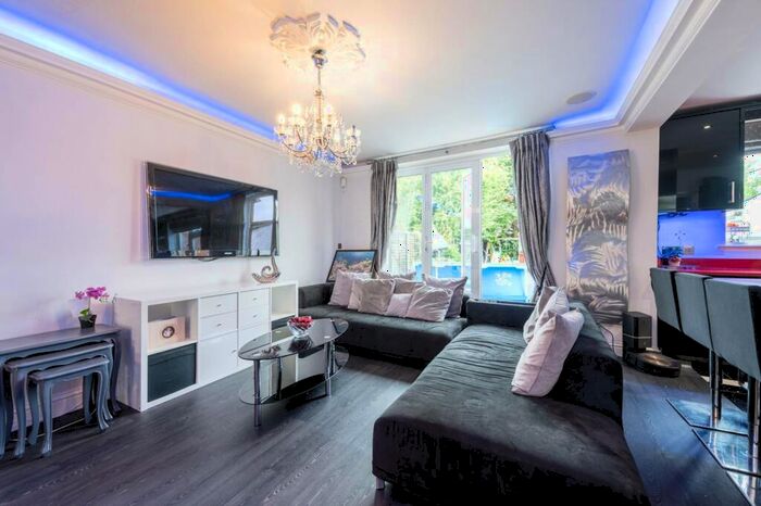 3 Bedroom Detached House To Rent In Malden Way, New Malden, KT3