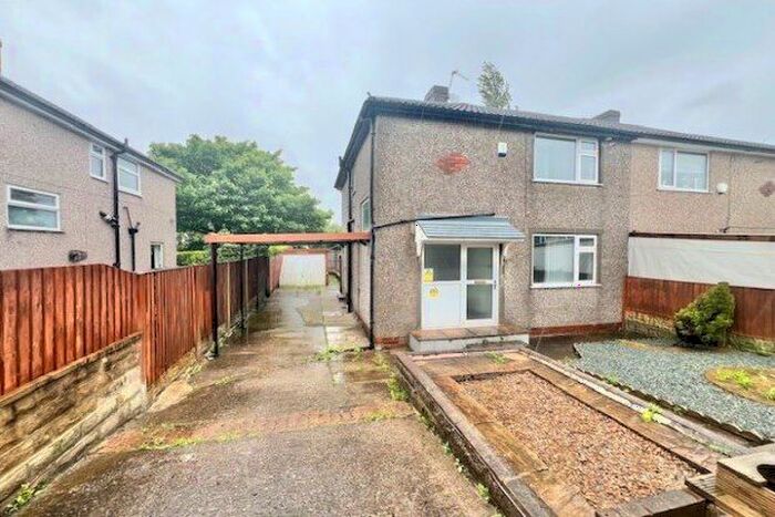 3 Bedroom Semi-Detached House To Rent In Carr House Mount, Bradford, BD12