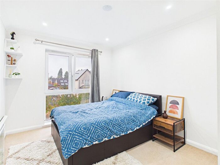 2 Bedroom Flat To Rent In Canalside, Redhill, Surrey, RH1