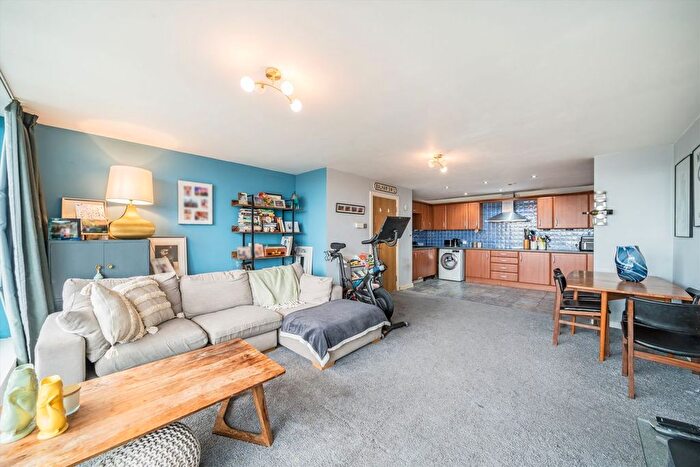 3 Bedroom Flat For Sale In Balham Hill, Balham, SW12