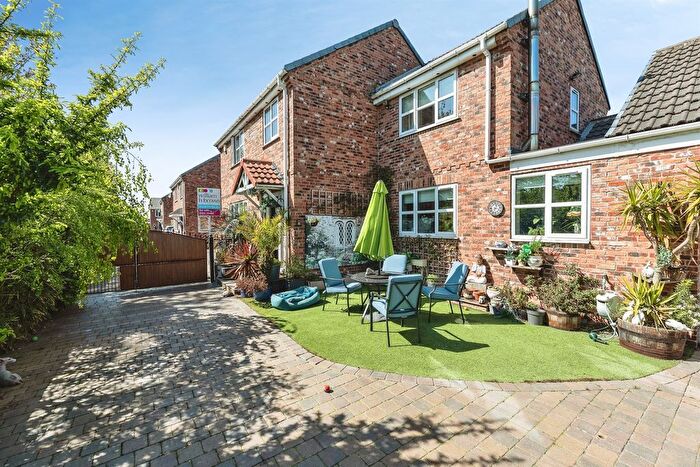 4 Bedroom Detached House For Sale In Weeland Road, Knottingley, WF11