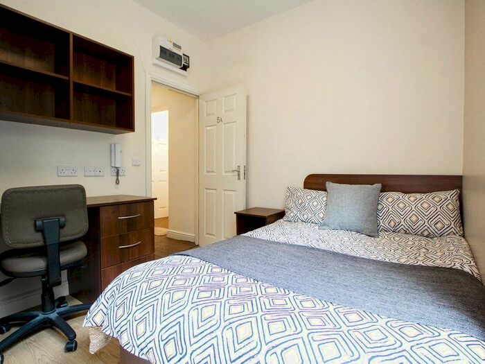 Studio To Rent In Apt, Springfield Mount #, LS2