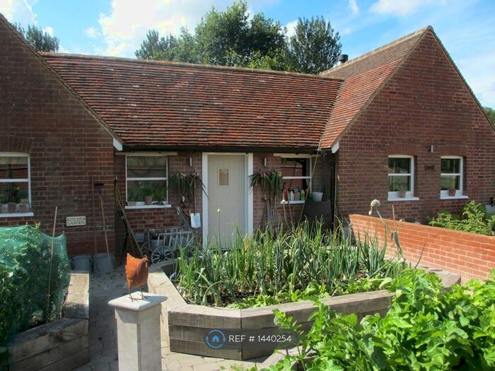 1 Bedroom Detached House To Rent In Scabharbour Road, Tonbridge, TN11