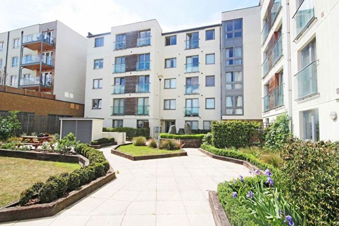 2 Bedroom Flat To Rent In Garden Road, Richmond, TW9
