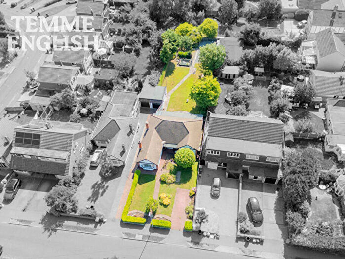 3 Bedroom Detached Bungalow For Sale In Highcliffe Road, Wickford, Essex, SS11