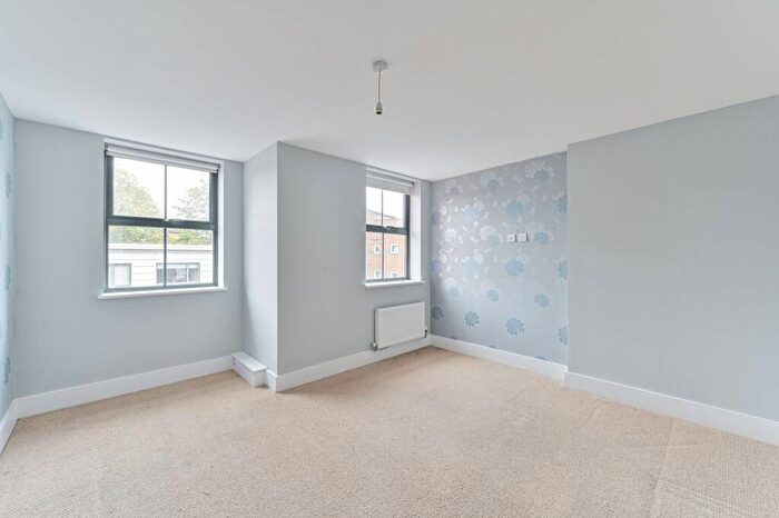 2 Bedroom Flat To Rent In Lee High Road, Hither Green, London, SE13