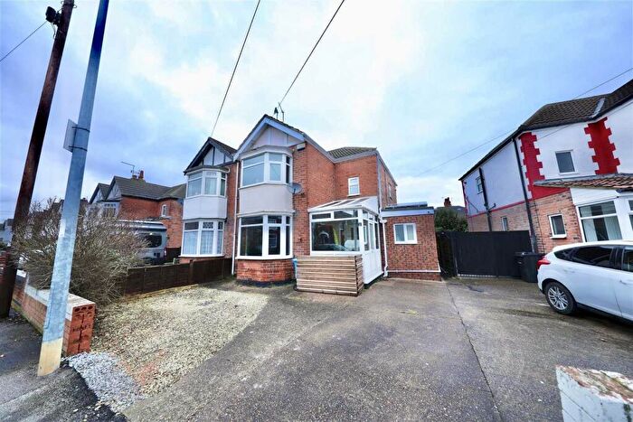 3 Bedroom Semi Detached House For Sale In Silverdale Road, Hull, HU6