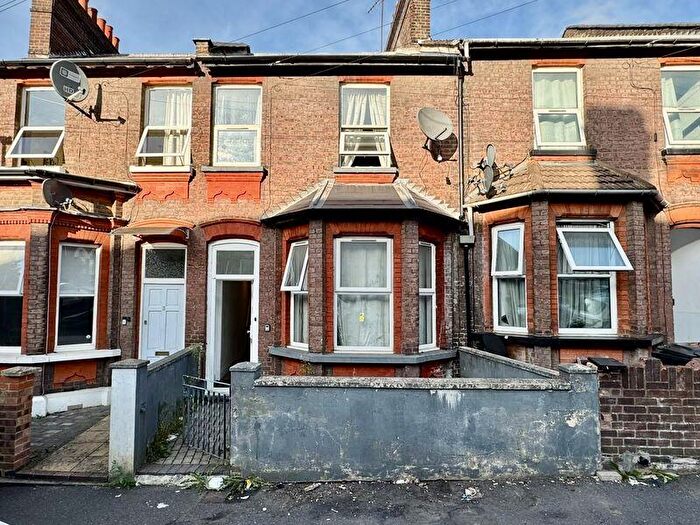 7 Bedroom House Of Multiple Occupation For Sale In Stockwood Crescent, Luton, LU1
